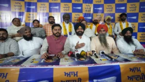 Tarn Taran में Congress को बड़ा झटका, दर्जनों परिवार AAP में शामिल — Harmeet Singh Sandhu को मिला लोगों का समर्थन