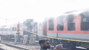Punjab में Garib Rath Train की AC Coach में लगी आग, Passengers सहमे और कई Trains प्रभावित