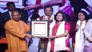 सीएम योगी ने मालिनी से पूछा- अवस्थीजी कहां गए:लखनऊ में कहा- मुझे बुलाकर गायब हो गए, वह भी अच्छे कलाकार हैं