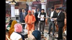 हर समस्या का होगा समाधान; घबराइए मत CM योगी आदित्यनाथ ने गोरखनाथ मंदिर आश्वासन पर आए फरियादियों के चेहरे खिले।